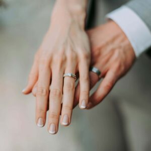 Un uomo e una donna che si sposano